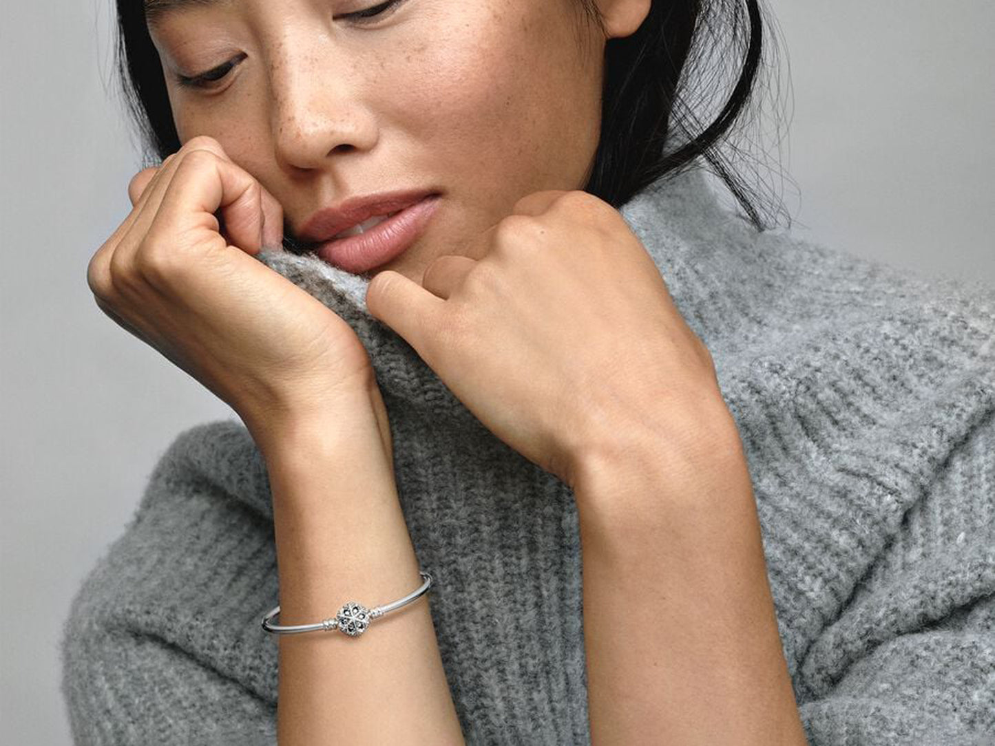 Sparkling Snowflake Clasp Bangle