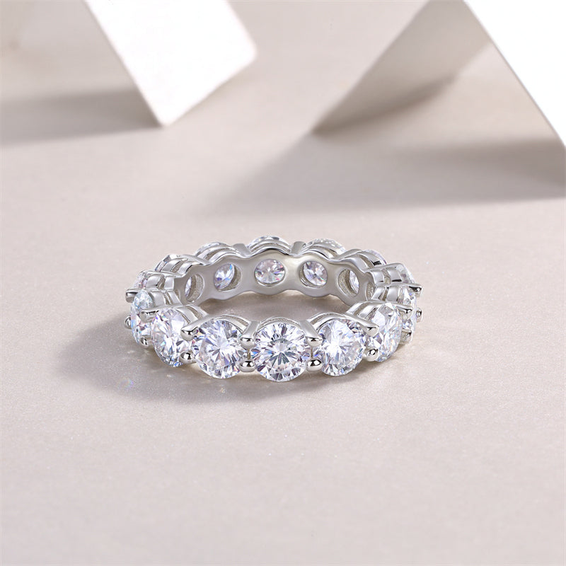 Chic Silver Band with Round Moissanite Design