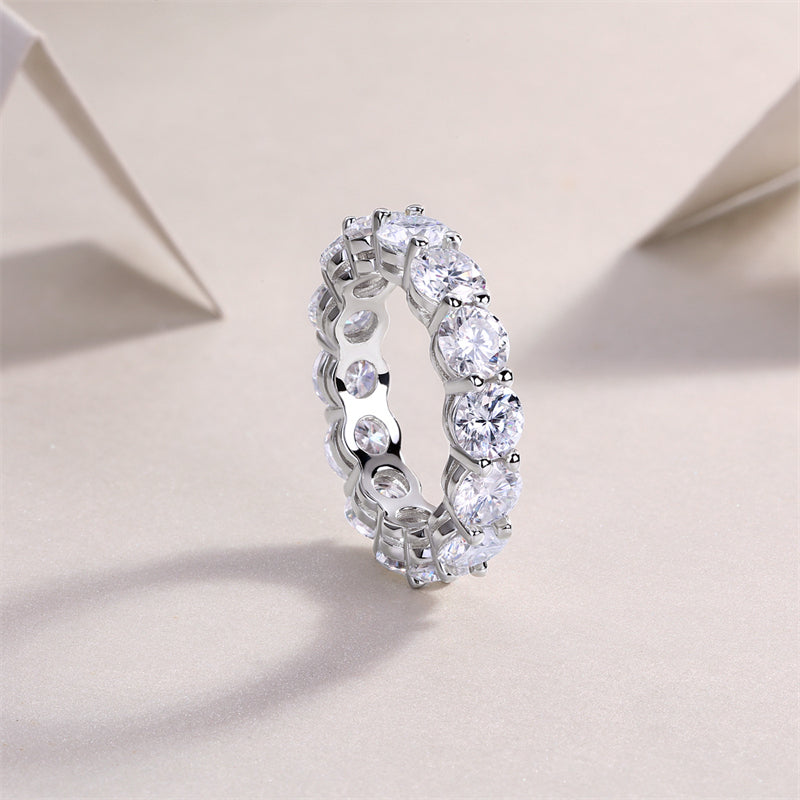 Chic Silver Band with Round Moissanite Design