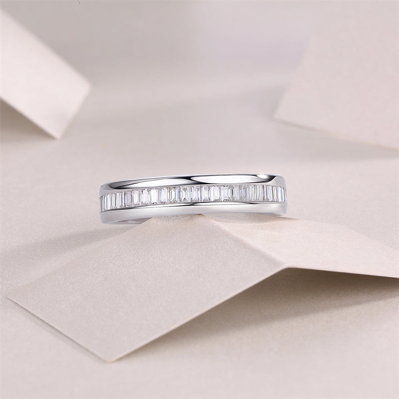 Elegant Round Moissanite Ring in 925 Silver