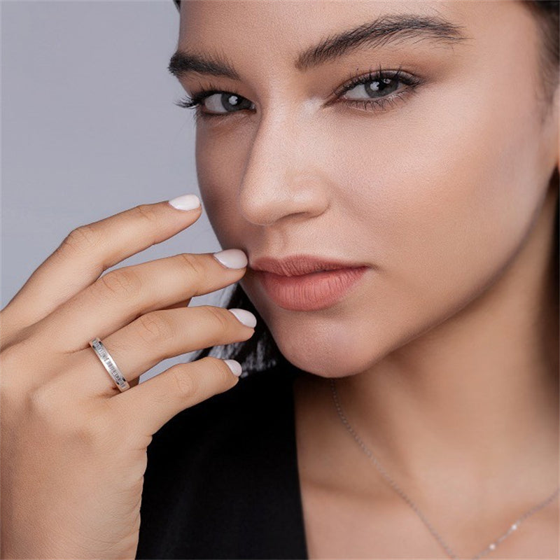 Elegant Round Moissanite Ring in 925 Silver