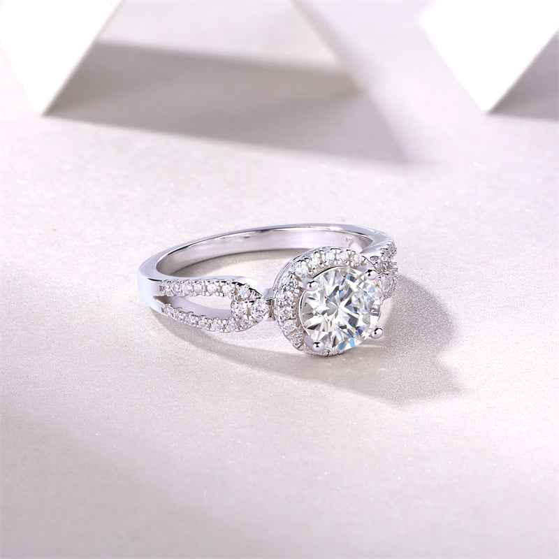 Fashionable Silver Band with 1ct Round Moissanite