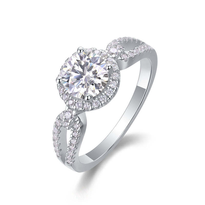 Fashionable Silver Band with 1ct Round Moissanite