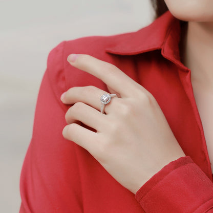 Luxurious Geometric Ring with Moissanite