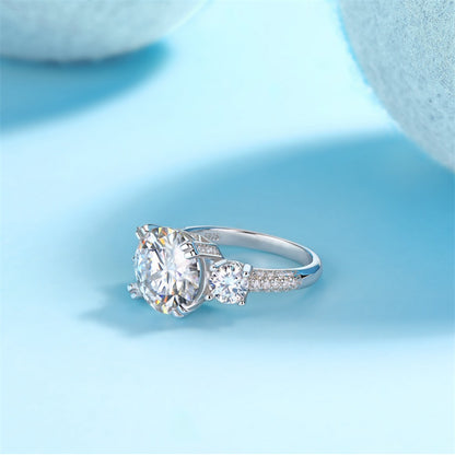 Luxurious Round Moissanite Ring in 925 Silver