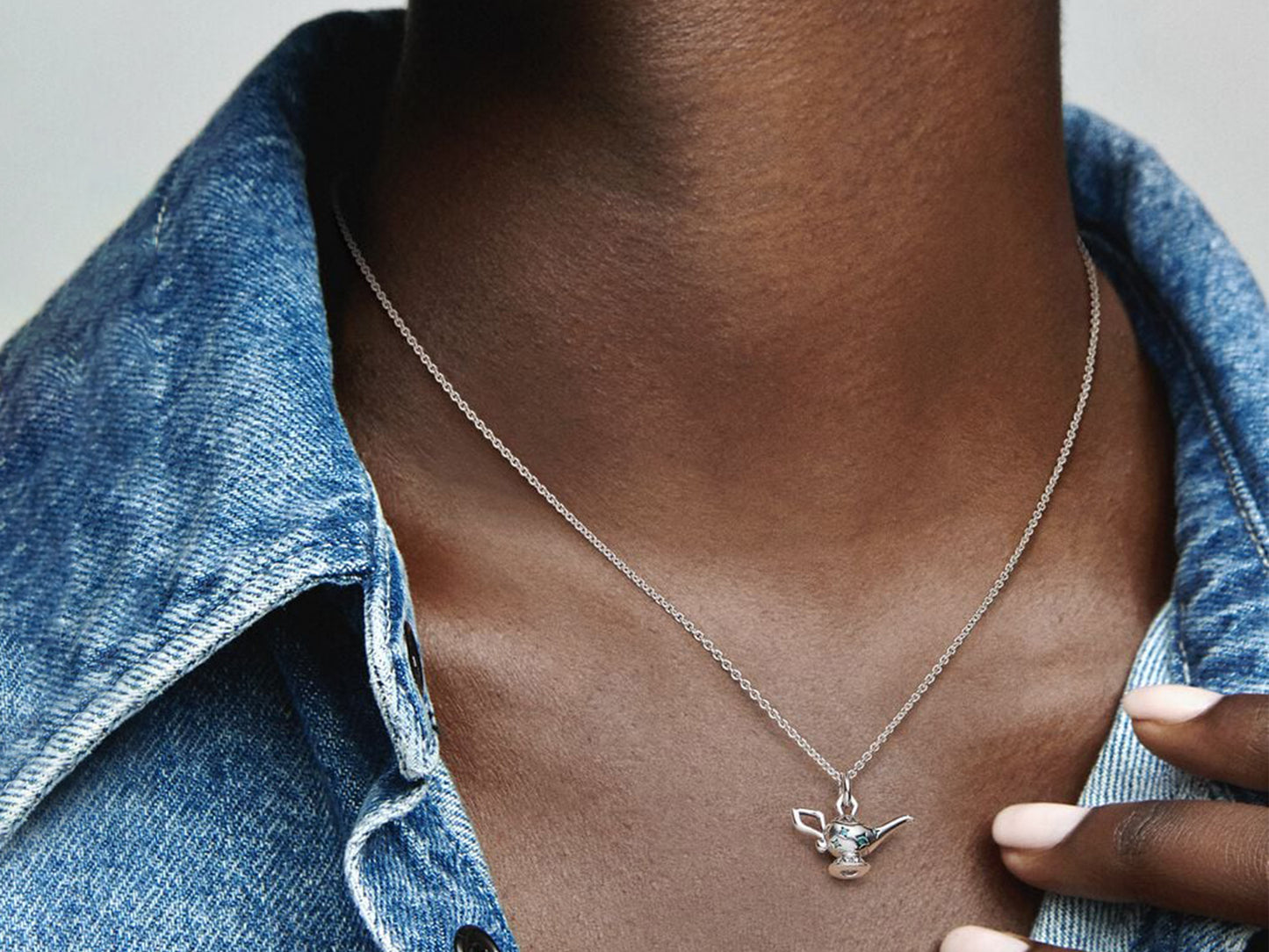 Disney Aladdin Magic Lamp Pendant Collier Necklace