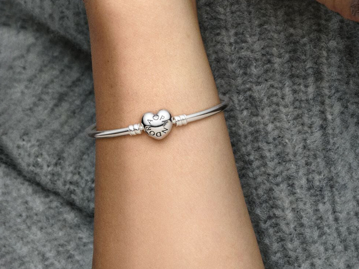 Heart Clasp Bangle