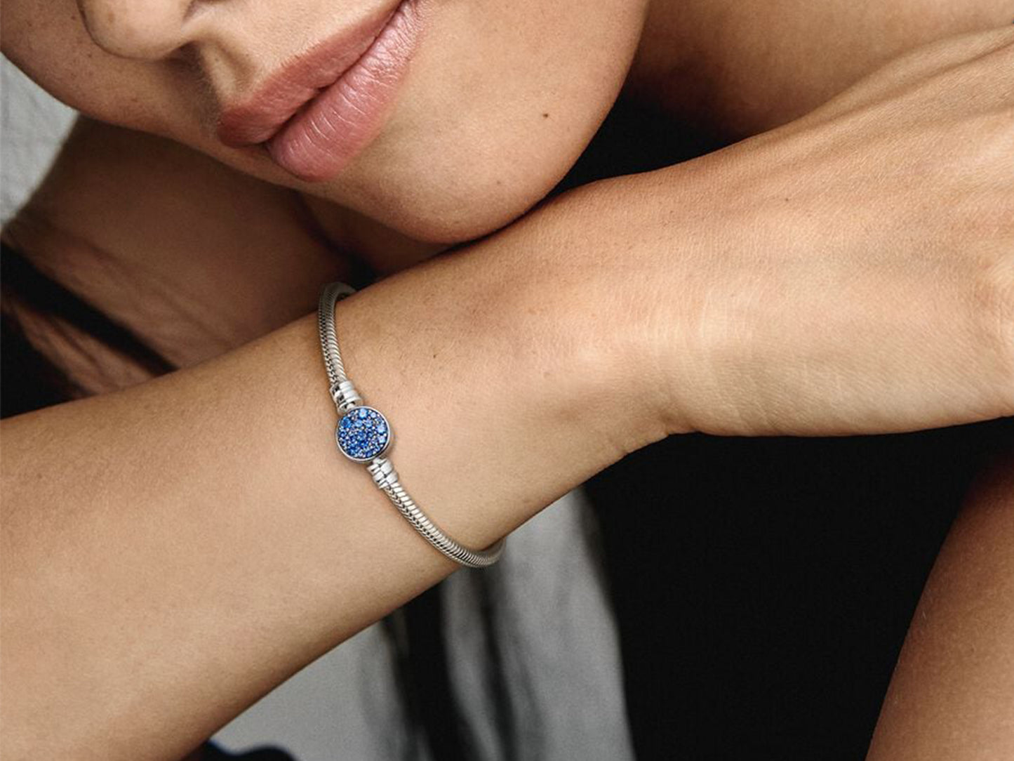 Sparkling Blue Disc Clasp Snake Chain Bracelet