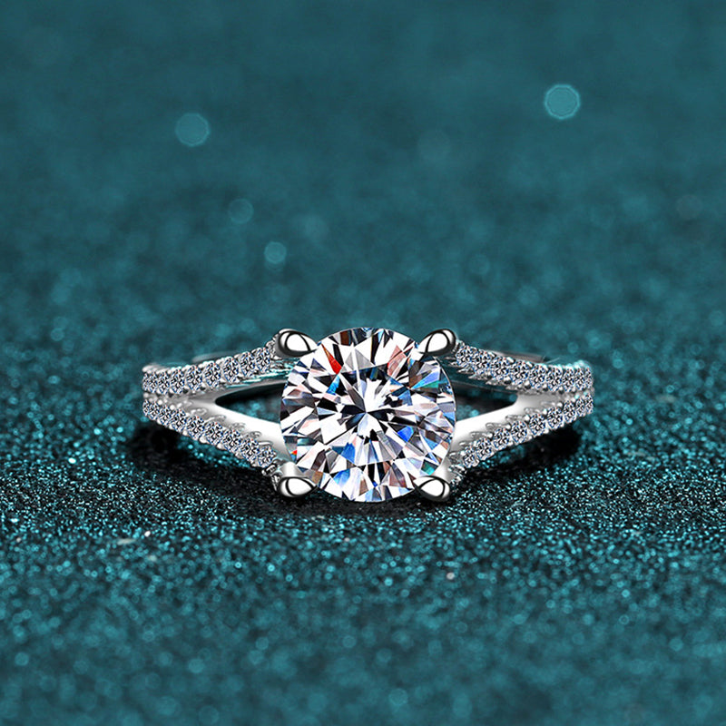 S925 Sterling Silver Four-Prong 2ct Moissanite Engagement Ring with Starlight Motif