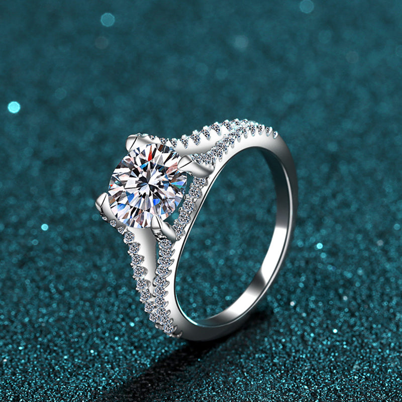 S925 Sterling Silver Four-Prong 2ct Moissanite Engagement Ring with Starlight Motif