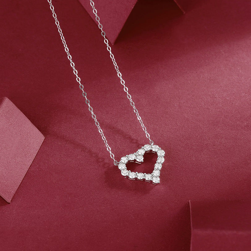 Sophisticated Unisex Necklace with Heart Design