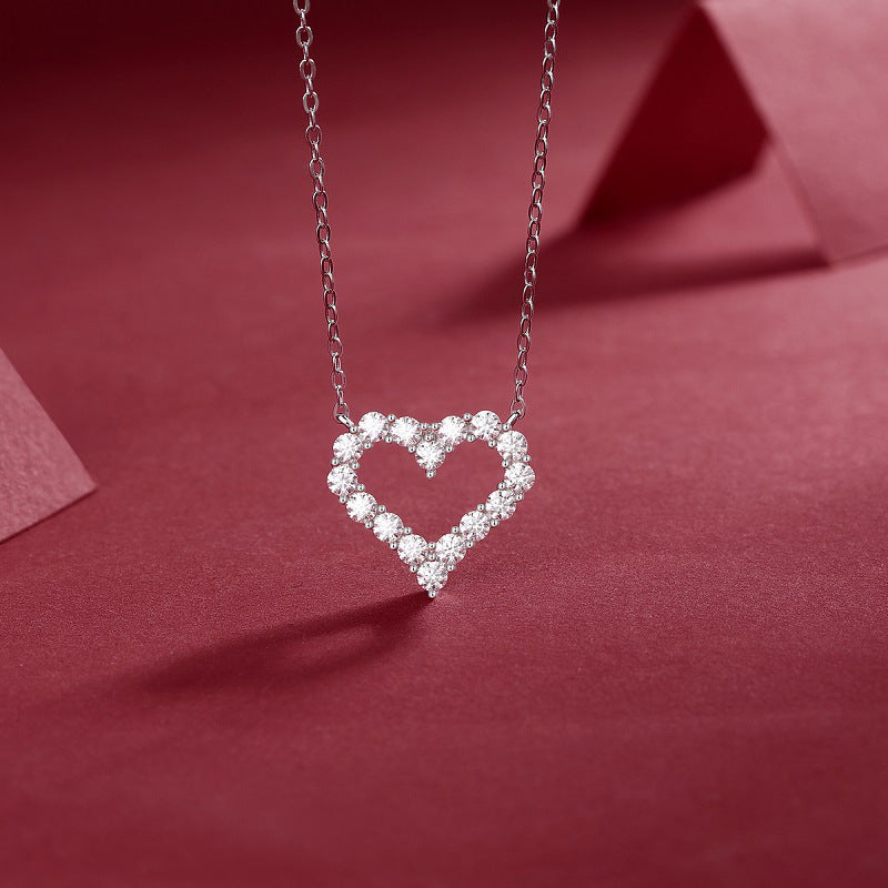 Sophisticated Unisex Necklace with Heart Design