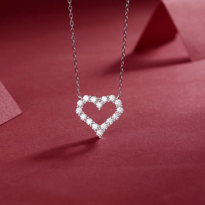 Sophisticated Unisex Necklace with Heart Design