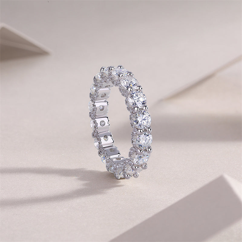 Stunning 925 Silver Band Featuring Round Moissanite
