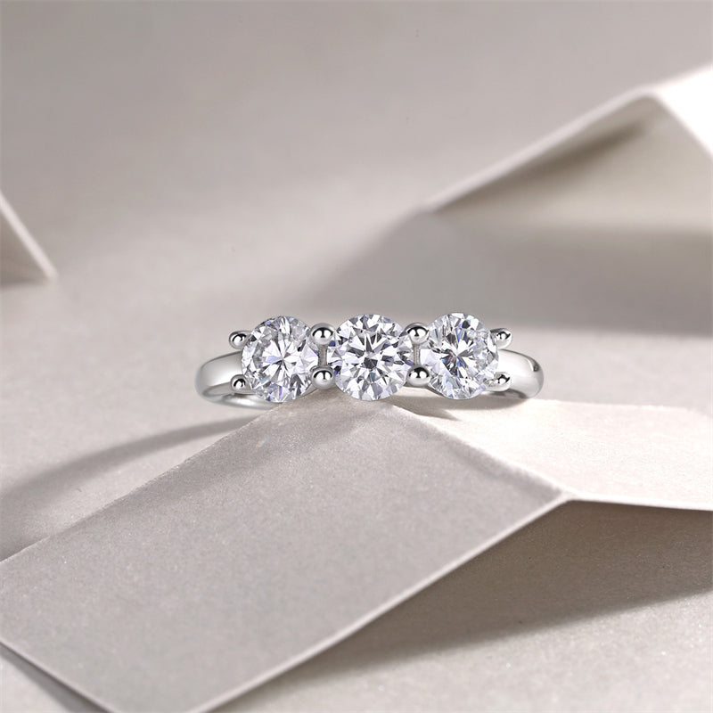 Stylish 925 Silver Band Featuring Round Moissanite Accents