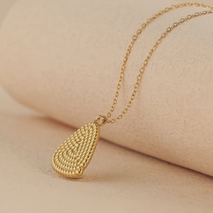 Chic Gold O-Chain Necklace with Geometric Triangle Pendant
